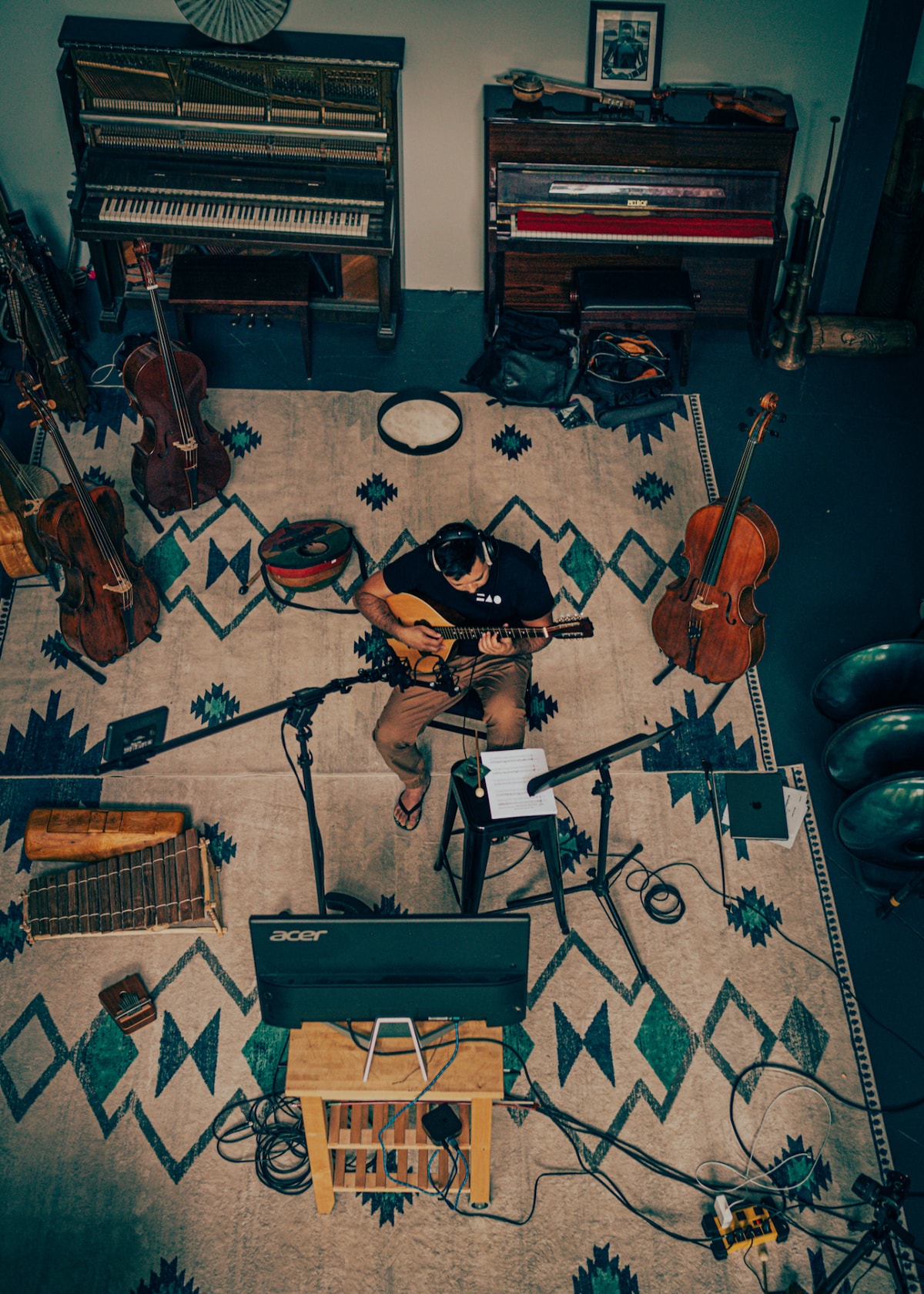 自身のスタジオでレコーディングをするブライアン・ディオリベイラ。