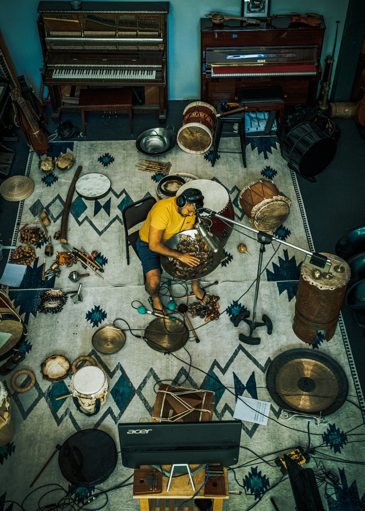 自身のスタジオでレコーディングをするブライアン・ディオリベイラ。