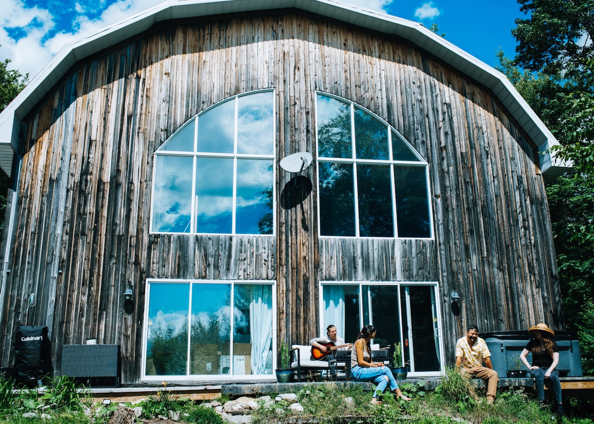 カナダにあるブライアン・ディオリベイラのスタジオ外観。