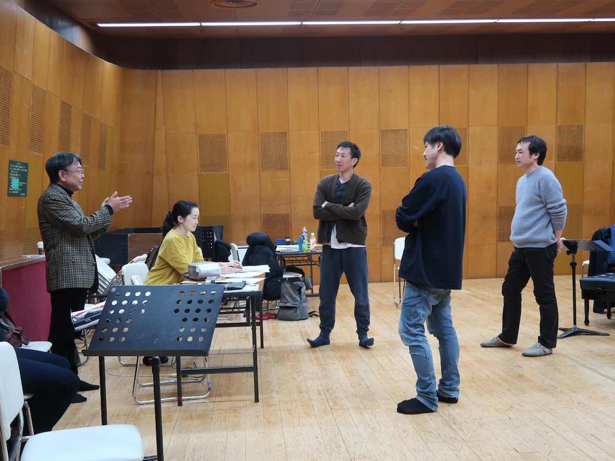 シアター・デビュー・プログラム「ラヴェル最期の日々」クリエーションの様子。左から岩崎正裕、伊奈山明子（演出助手）、小㞍健太、西尾友樹（俳優）、加藤昌則（音楽監督・作編曲・ピアノ）。