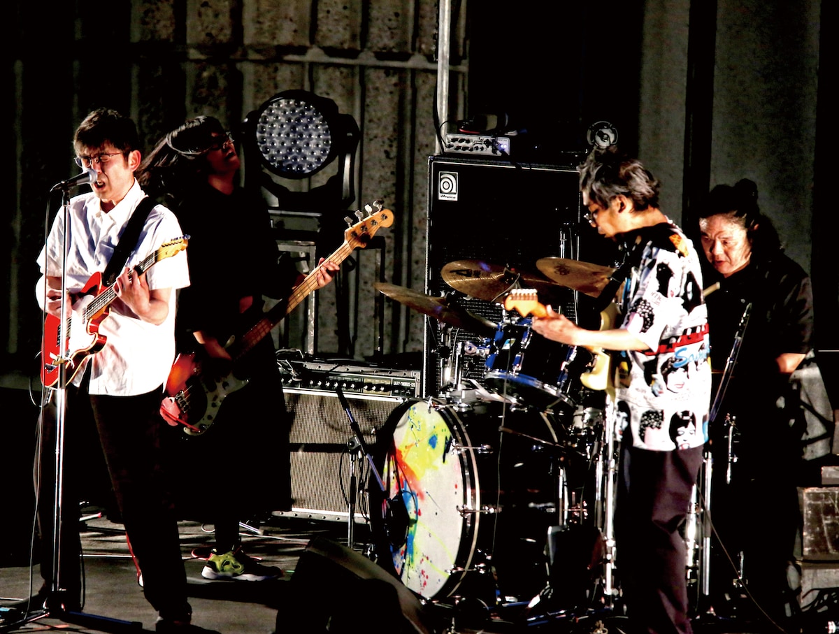 ZAZEN BOYS。左から向井秀徳（Vo, G, Key）、MIYA（B）、吉兼聡（G）、松下敦（Dr）。