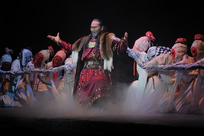 「モンゴル・ハーン」モンゴル公演より、アーチュグ・ハーンの登場シーン。(撮影:阿久津知宏)