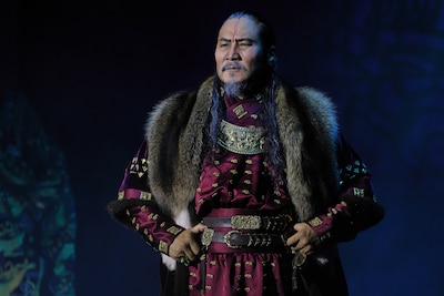 「モンゴル・ハーン」モンゴル公演より、アーチュグ・ハーンの登場シーン。(撮影:阿久津知宏)