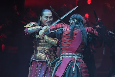 「モンゴル・ハーン」モンゴル公演より、アーチュグ・ハーン、エグレグ首相の登場シーン。(撮影:阿久津知宏)