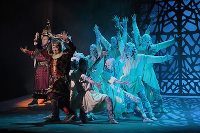 「モンゴル・ハーン」モンゴル公演より、アーチル王子の登場シーン。(撮影:阿久津知宏)