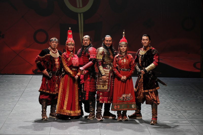 「モンゴル・ハーン」モンゴル公演に出演したメインキャスト。左からアーチル王子役のドルジュスレン・シャダヴ、ツェツェル正妃役のオドンチメグ・バッドセンゲル、エゲレグ首相役のボールド・エルデネ・シュガー、アーチュグ・ハーン役のエルデネビレグ・ガンボルド、ゲレル側妃役のドゥルグン・オドゥフー、クチール王子役のサムダンプレフ・オユンサンバー。(撮影:阿久津知宏)