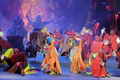 「モンゴル・ハーン」モンゴル公演より、2匹のキツネの登場シーン。(撮影:阿久津知宏)