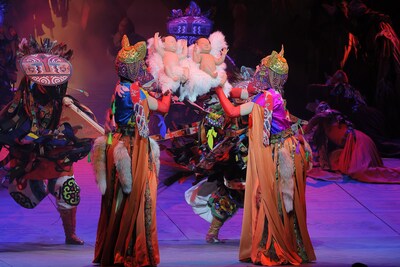 「モンゴル・ハーン」モンゴル公演より、2匹のキツネの登場シーン。(撮影:阿久津知宏)