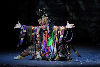 「モンゴル・ハーン」モンゴル公演より、シャーマンの登場シーン。(撮影:阿久津知宏)