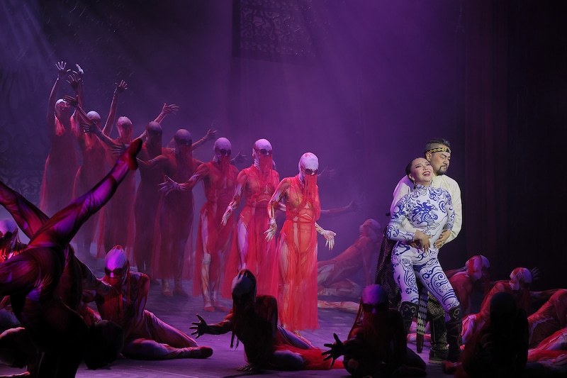 「モンゴル・ハーン」モンゴル公演より、エゲレグ首相、ツェツェル正妃の登場シーン。(撮影:阿久津知宏)