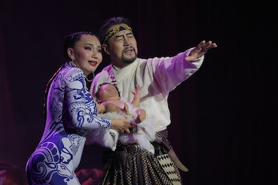 「モンゴル・ハーン」モンゴル公演より、エゲレグ首相、ツェツェル正妃の登場シーン。(撮影:阿久津知宏)