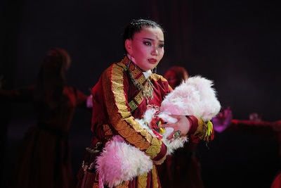 「モンゴル・ハーン」モンゴル公演より、ツェツェル正妃の登場シーン。(撮影:阿久津知宏)