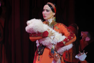 「モンゴル・ハーン」モンゴル公演より、ゲレル側妃の登場シーン。(撮影:阿久津知宏)