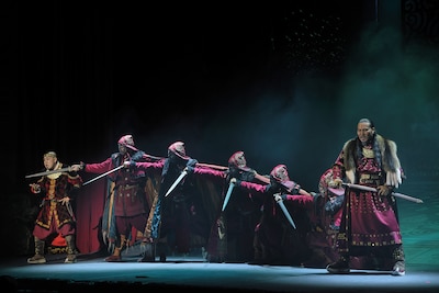 「モンゴル・ハーン」モンゴル公演より、アーチュグ・ハーン、アーチル王子の登場シーン。(撮影:阿久津知宏)