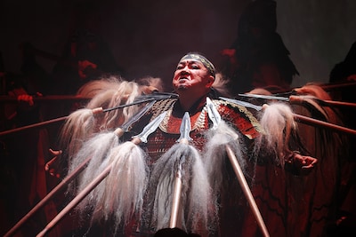 「モンゴル・ハーン」モンゴル公演より、アーチル王子の登場シーン。(撮影:阿久津知宏)