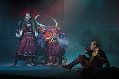 「モンゴル・ハーン」モンゴル公演より、アーチュグ・ハーン、アーチル王子の登場シーン。(撮影:阿久津知宏)