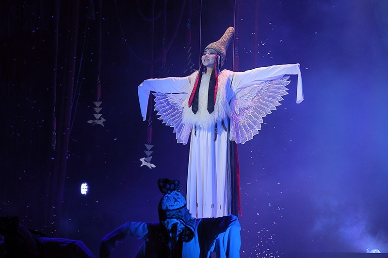 「モンゴル・ハーン」モンゴル公演より、ゲレル側妃の登場シーン。(撮影:阿久津知宏)