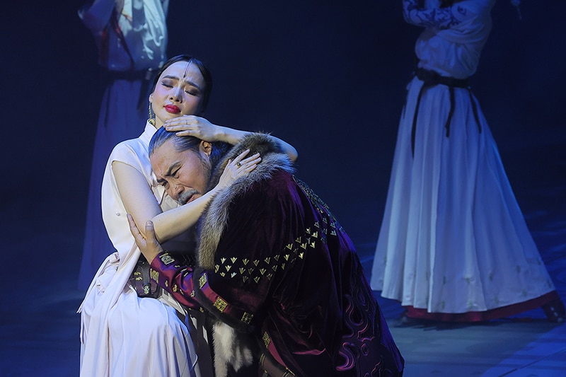 「モンゴル・ハーン」モンゴル公演より、アーチュグ・ハーン、ゲレル側妃の登場シーン。(撮影:阿久津知宏)