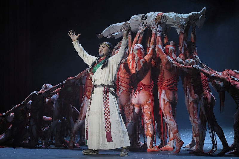 「モンゴル・ハーン」モンゴル公演より、エグレグ首相の登場シーン。(撮影:阿久津知宏)