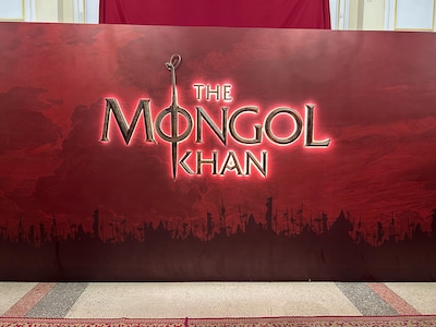 「モンゴル・ハーン」の公演ロゴが書かれた赤いパネル。