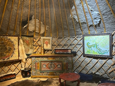 国立ドラマ劇場の裏手にあるカフェに、ゲルを模したルームが設置されている。