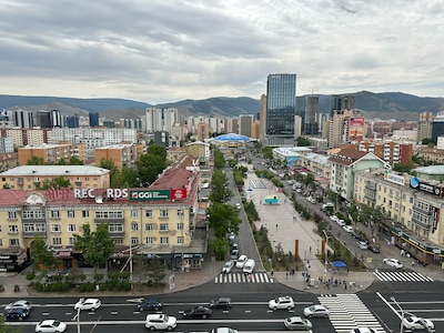 大型マーケット・ノミンデパートの屋上から見渡したウランバートル市内の様子。中央奥にある青いドーム状のサーカス会場がASAアリーナ。