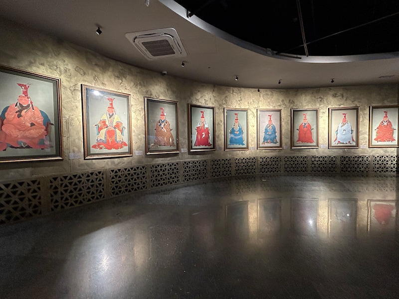 チンギス・ハーン博物館に展示されている歴代ハーンの肖像画。