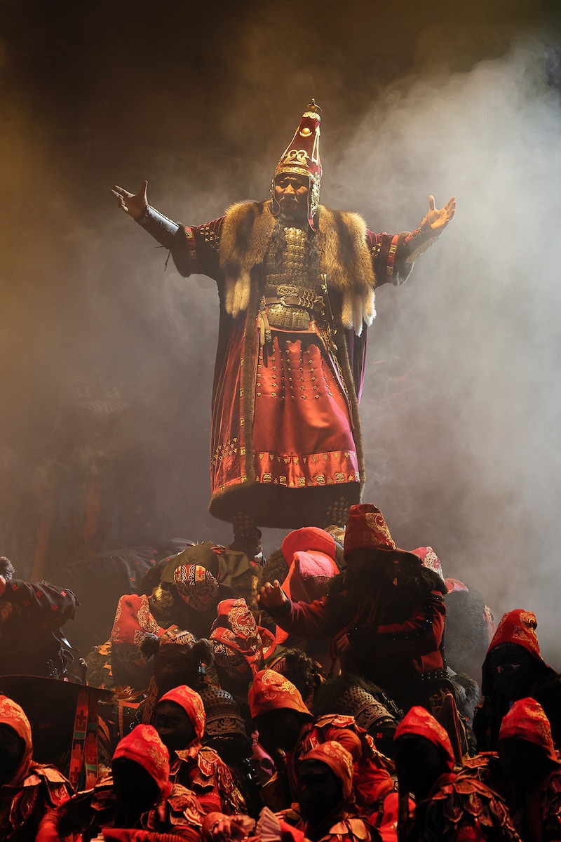 「モンゴル・ハーン」モンゴル公演より、エルデネビレグ・ガンボルド演じるアーチュグ・ハーン。（撮影：阿久津知宏）