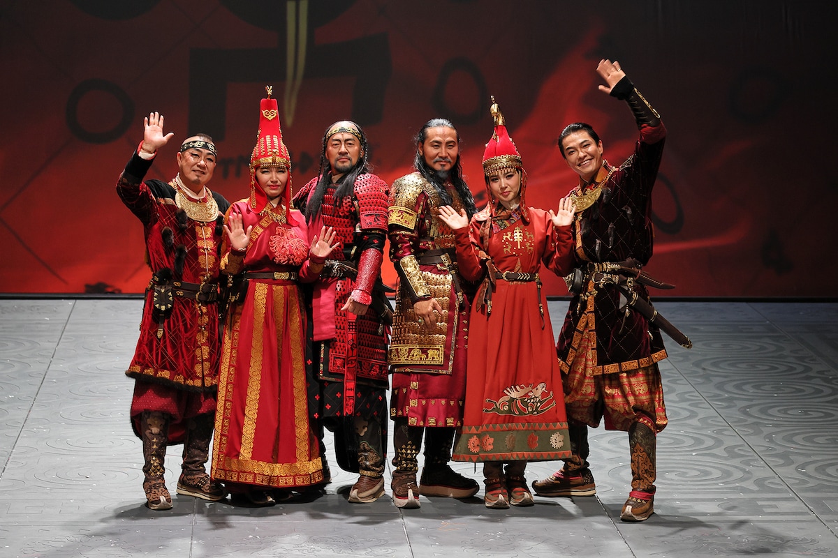 「The Mongol Khan」モンゴル公演に出演したメインキャスト。左からアチール王子役のドルジュスレン・シャダヴ、ツェツェル正妃役のオドンチメグ・バッドセンゲル、エゲレグ首相役のボールド・エルデネ・シュガー、アーチュグ・ハーン役のエルデネビレグ・ガンボルド、ゲレル側妃役のドゥルグン・オドゥフー、クチール王子役のサムダンプレフ・オユンサンバー。