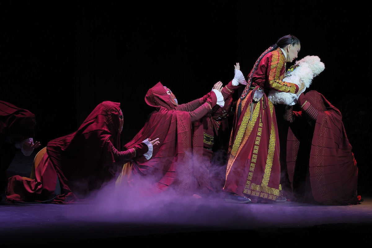 「モンゴル・ハーン」モンゴル公演より、ツェツェル正妃がアチール王子に別れを告げるシーン。この公演では、オドンチメグ・バッドセンゲルがツェツェル正妃役を務めた。（撮影：阿久津知宏）
