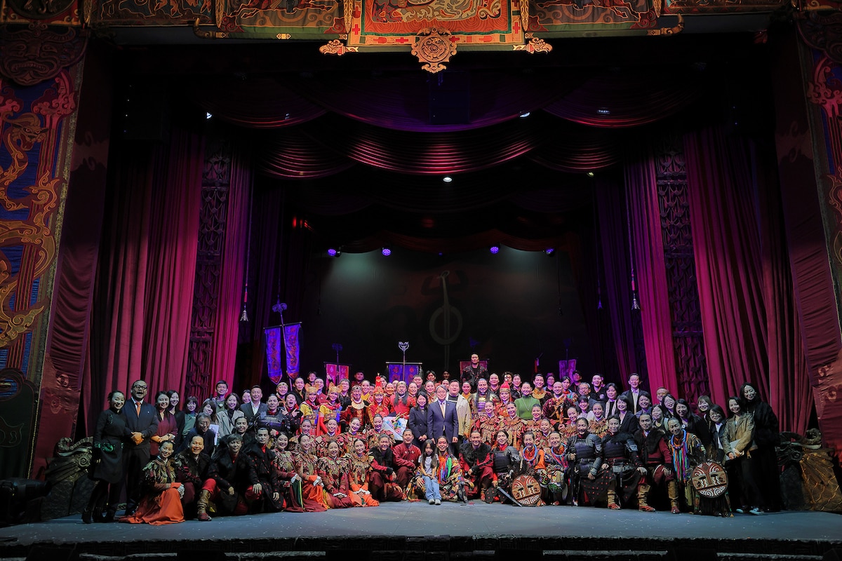 「モンゴル・ハーン」モンゴル公演関係者一同。この日、井川原賢駐モンゴル日本国特命全権大使（中央）も劇場を訪問していた。（撮影：阿久津知宏）