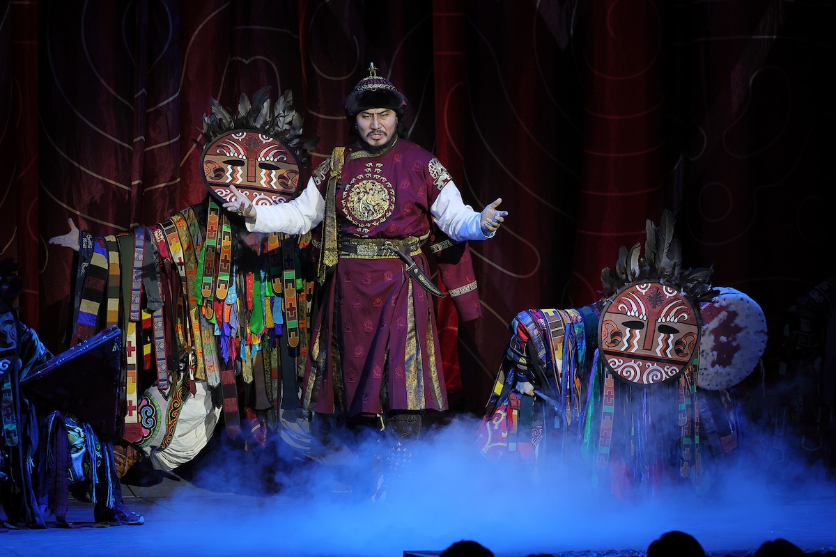 「モンゴル・ハーン」モンゴル公演より、エルデネビレグ・ガンボルド演じるアーチュグ・ハーン。（撮影：阿久津知宏）