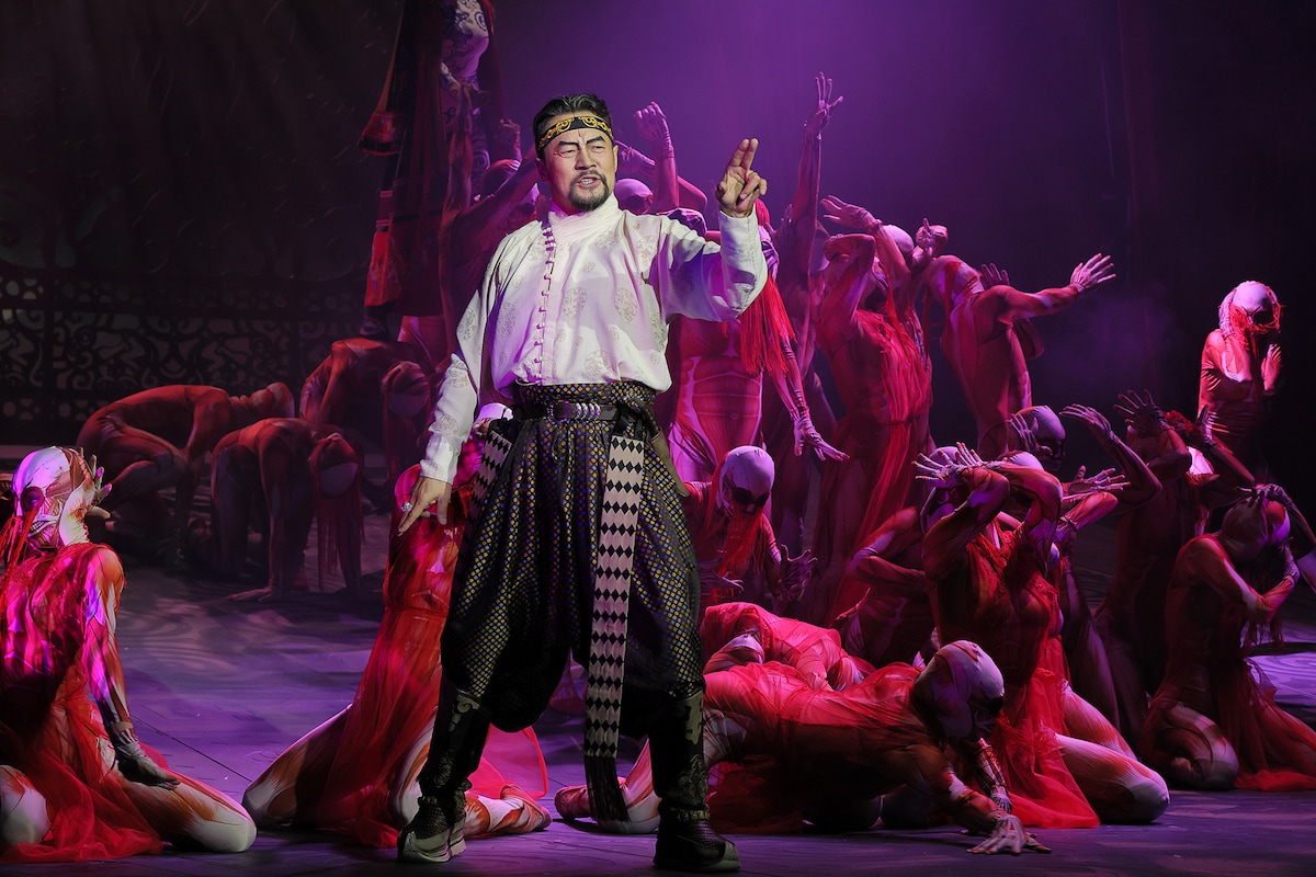 「モンゴル・ハーン」モンゴル公演より、ボールド・エルデネ・シュガー演じるエゲレグ首相。（撮影：阿久津知宏）