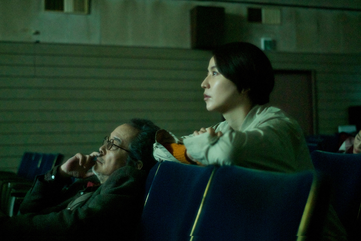 Netflix映画「パレード」より、左からマイケル役のリリー・フランキー、美奈子役の長澤まさみ。