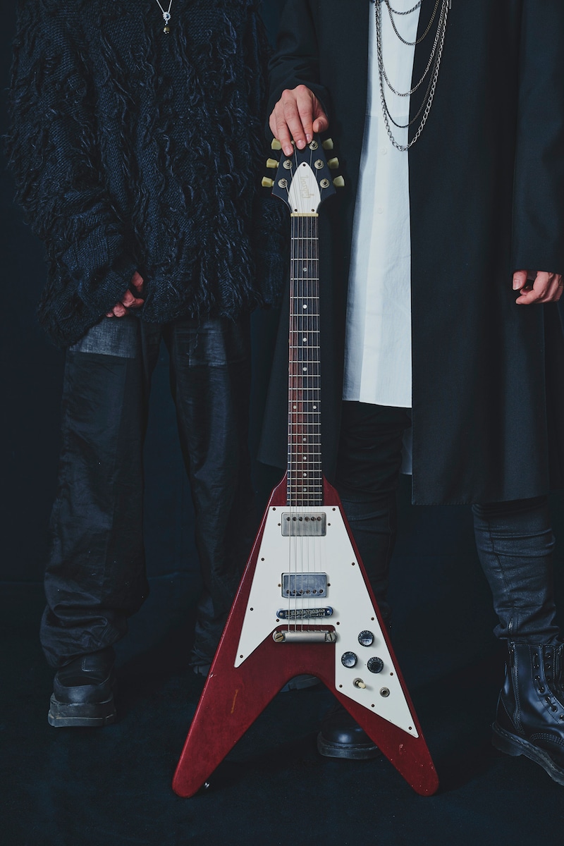 チェリーレッドのフライングVは、BOOM BOOM SATELLITES川島道行の生前の愛器。