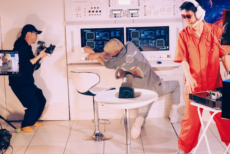 フリースタイルでダンスを繰り広げる岡本伸明（the telephones）。