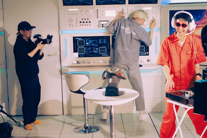 フリースタイルでダンスを繰り広げる岡本伸明（the telephones）。