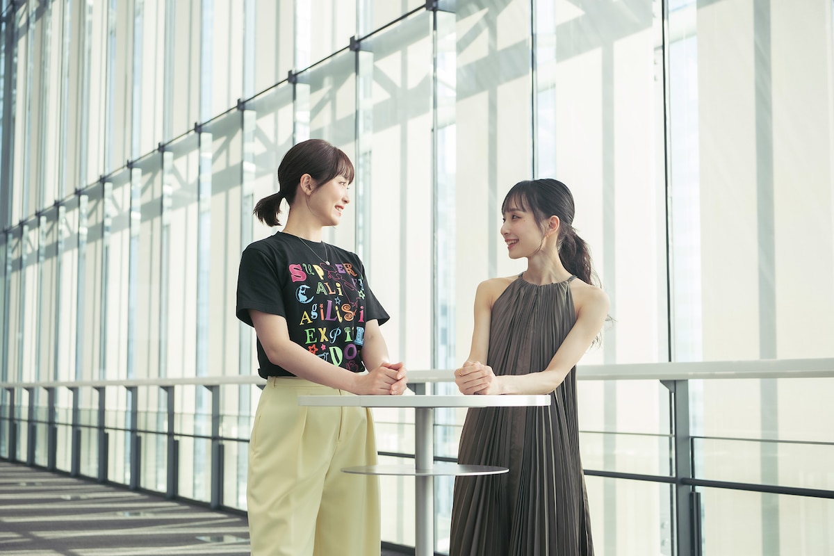 左から笹本玲奈、秋山瑛。