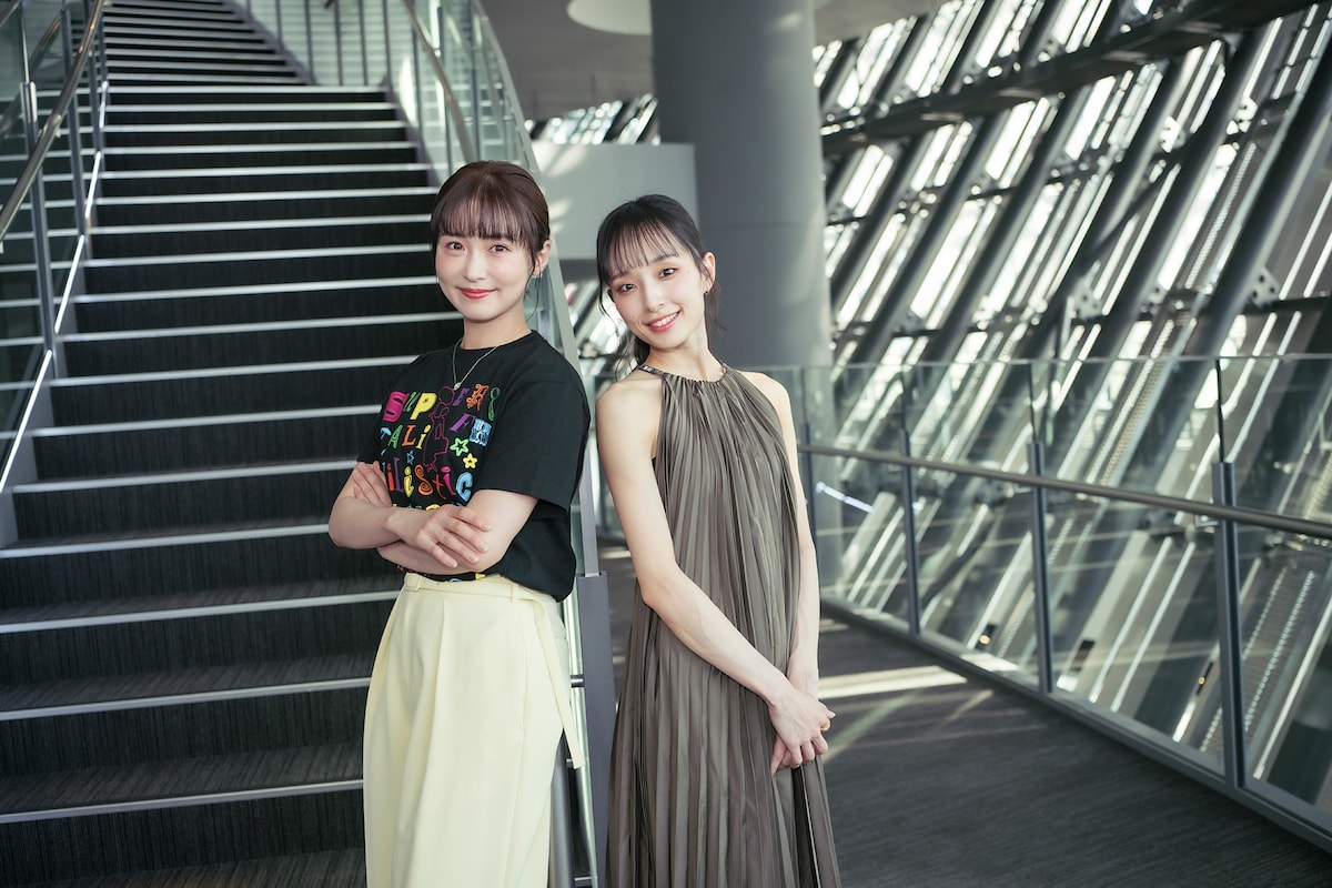 左から笹本玲奈、秋山瑛。