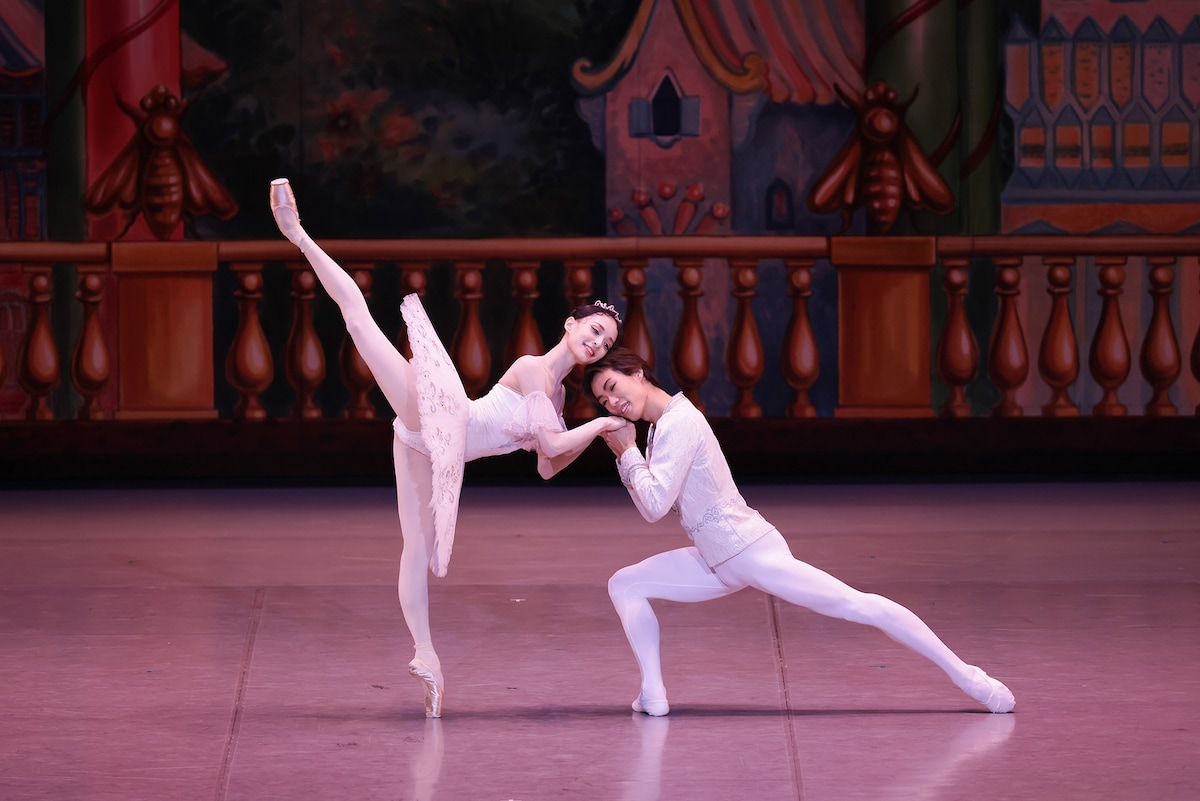 東京バレエ団「くるみ割り人形」より。左から秋山瑛、宮川新大。（Photo by Kiyonori Hasegawa）