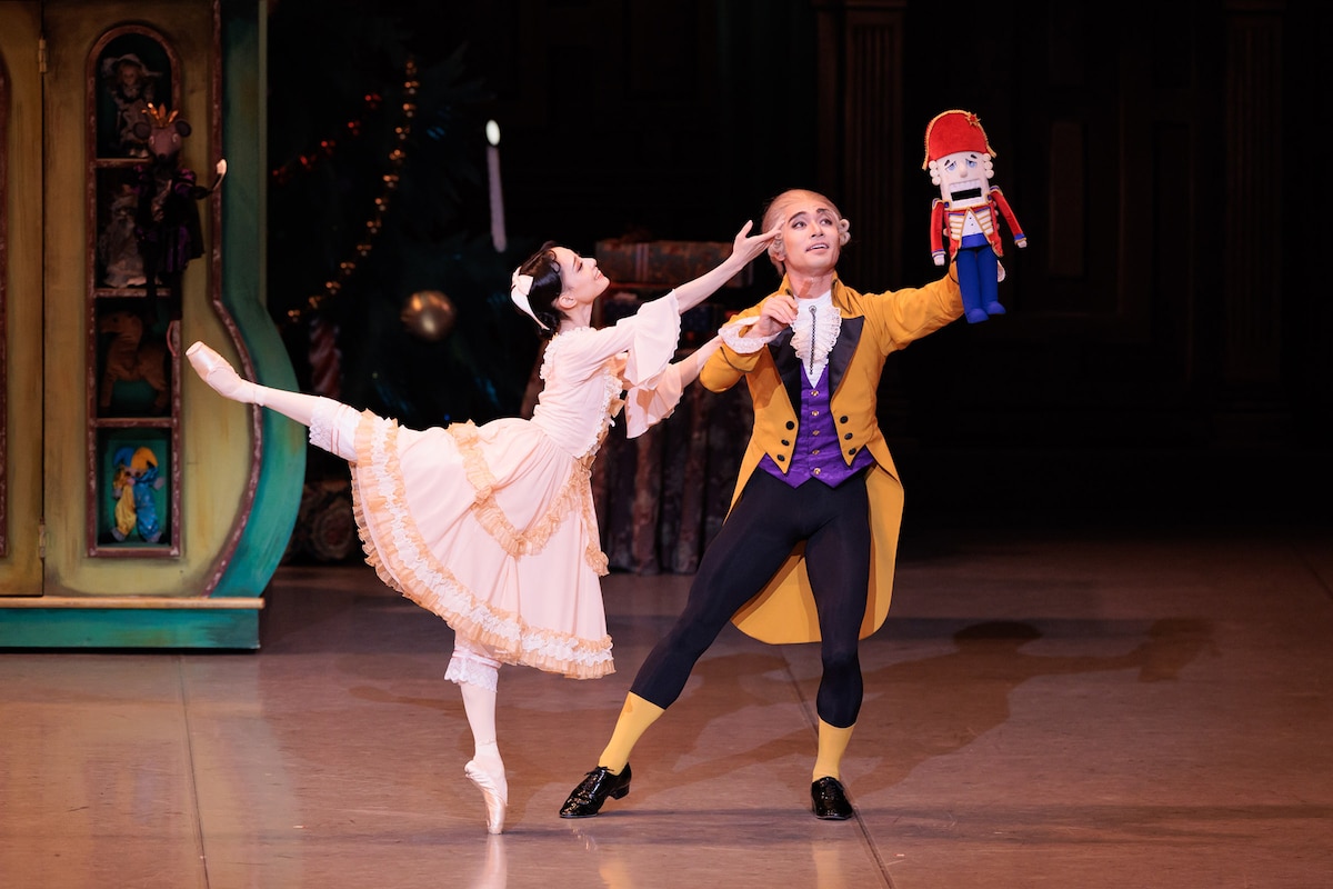 東京バレエ団「くるみ割り人形」より。左から秋山瑛、柄本弾。（Photo by Shoko Matsuhashi）