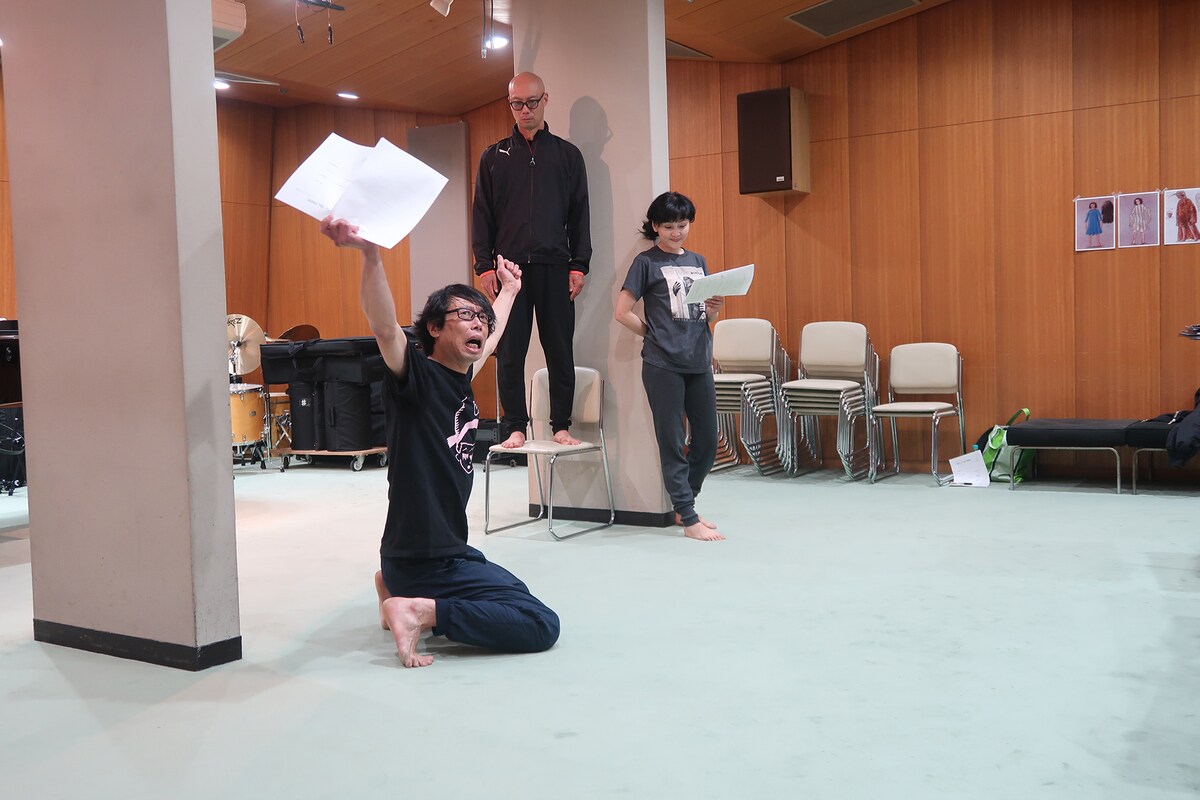 稽古の様子。左から古澤裕介、塩谷智司（我妻恵美子の代役）、南果歩。