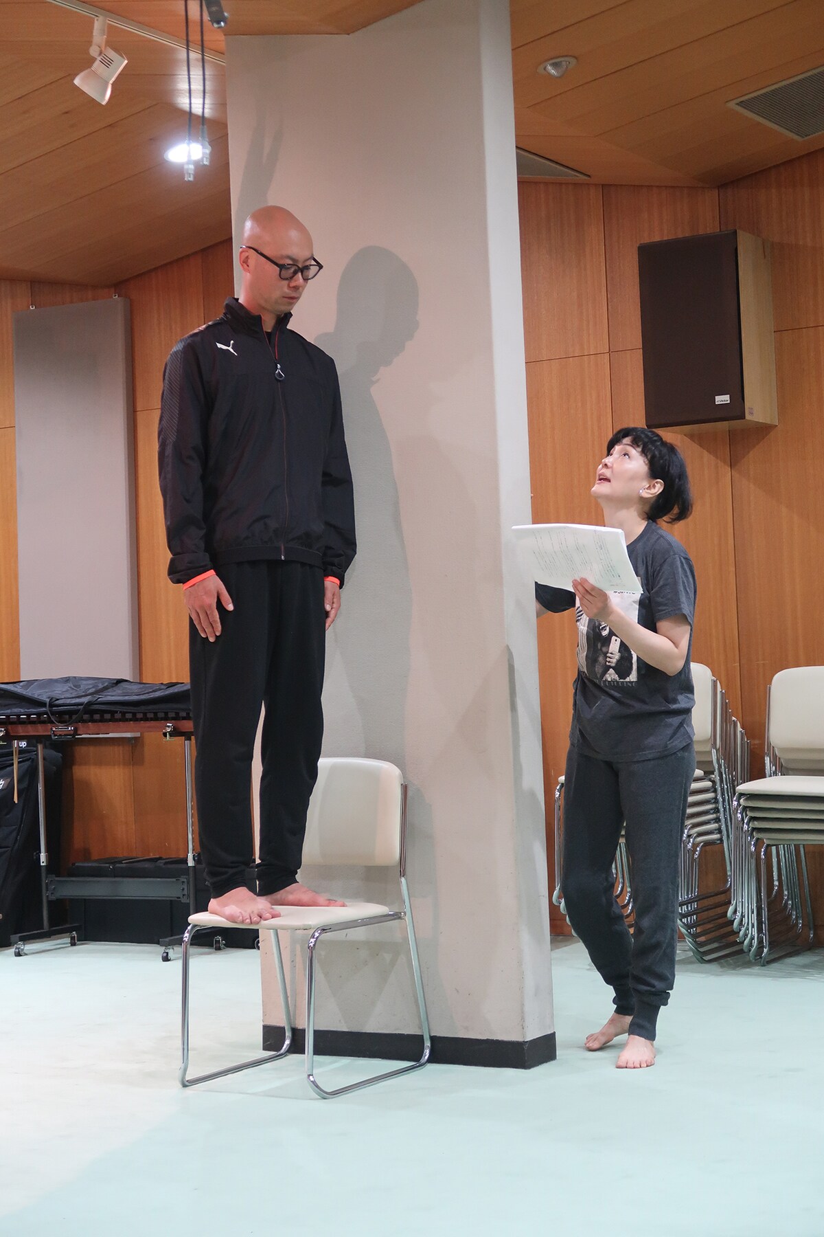 稽古の様子。左から塩谷智司、南果歩。