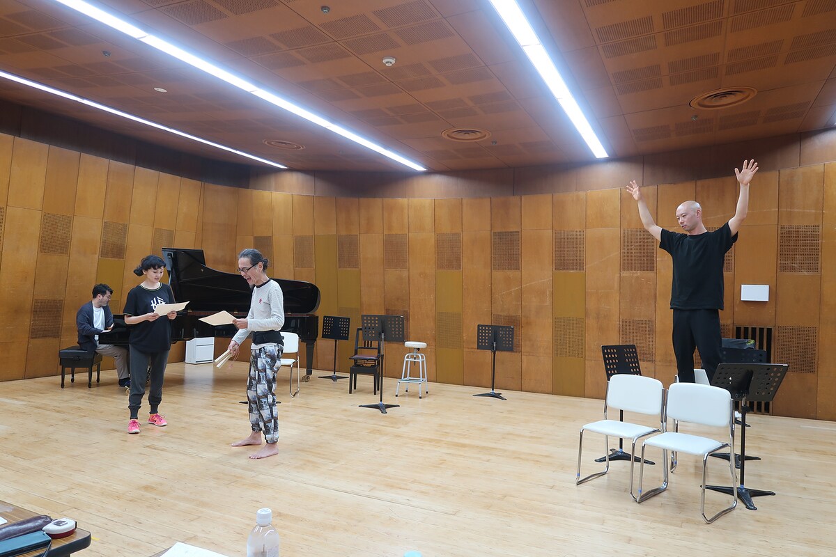 稽古の様子。左から林正樹、南果歩、金子清文、塩谷智司。