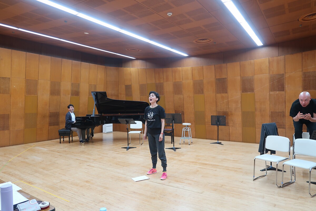 稽古の様子。左から林正樹、南果歩、塩谷智司。