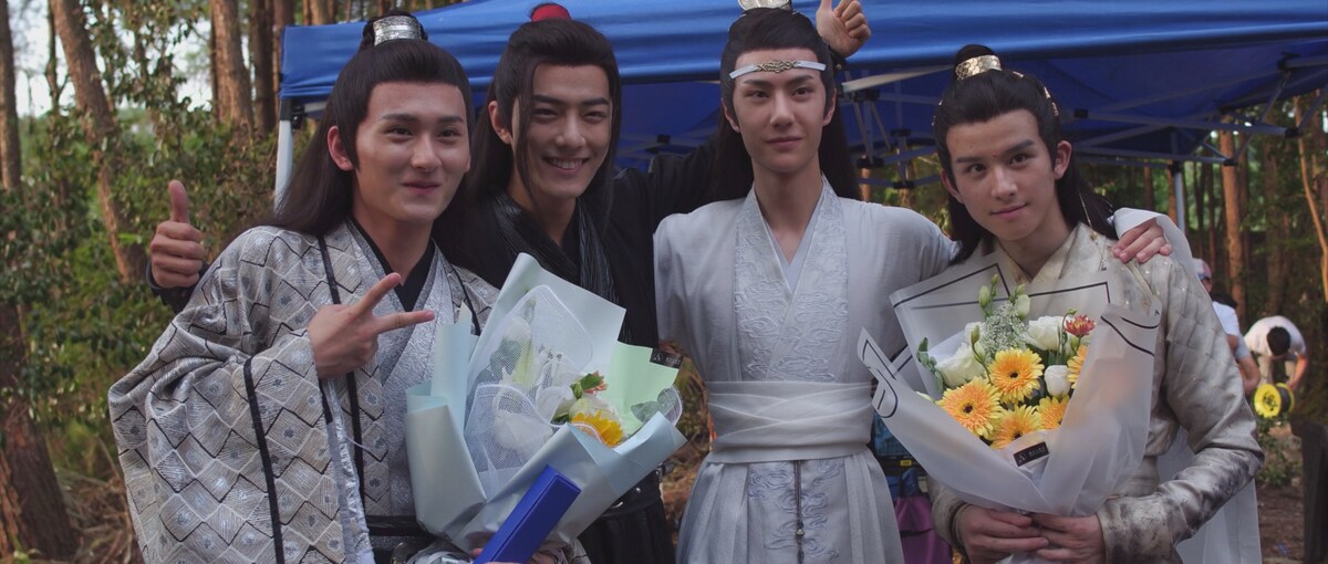 「『陳情令』スペシャルドキュメンタリー」より、左から聶懐桑(ニエ・ホワイサン)役のジー・リー、魏無羨(ウェイ・ウーシエン)役のシャオ・ジャン、藍忘機(ラン・ワンジー)役のワン・イーボー、金凌(ジン・リン)役のチー・ペイシン。© 2021 NewStyle Media. All Rights Reserved