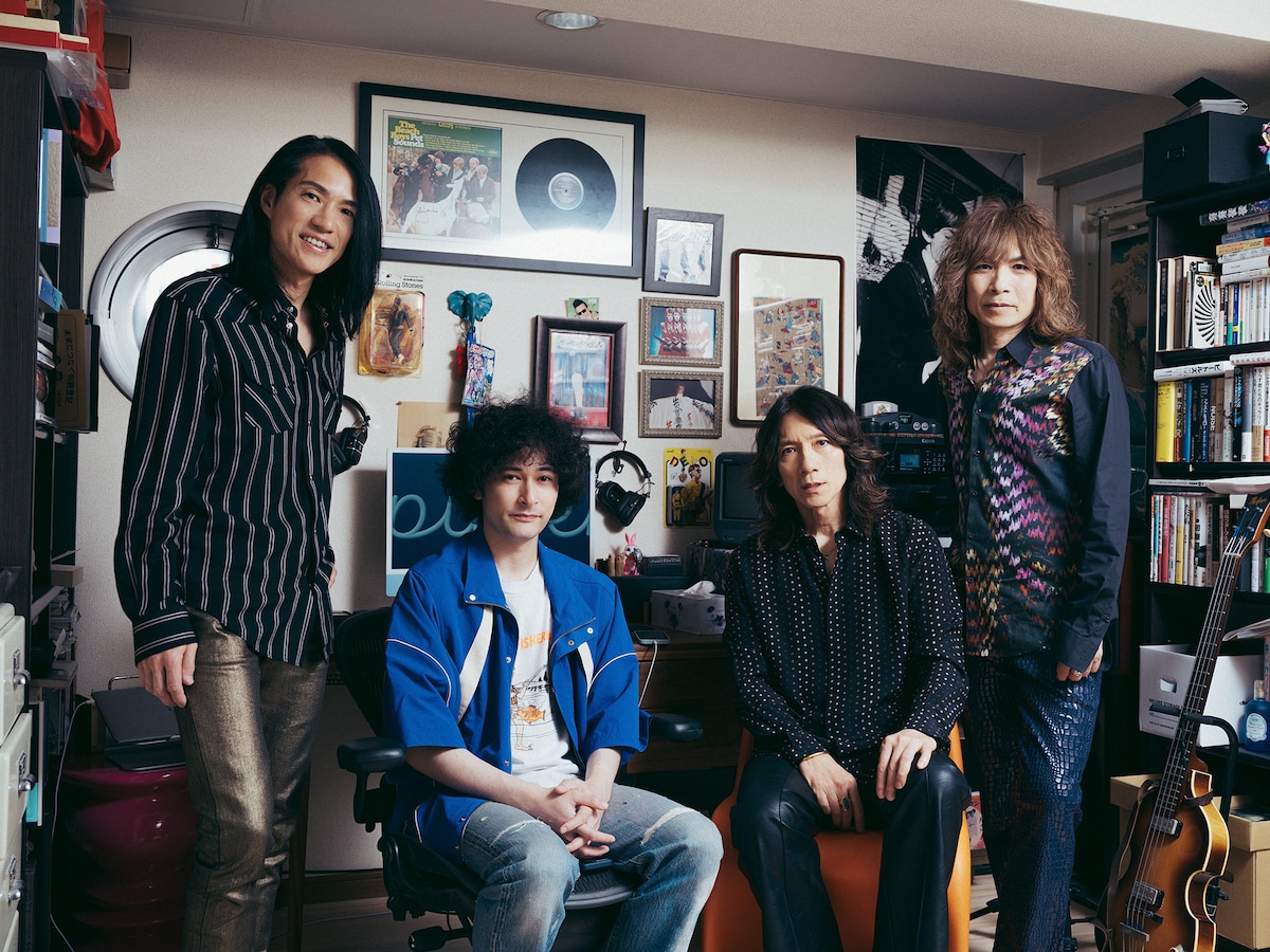 左から菊地英二(Dr)、みの、吉井和哉(Vo)、廣瀬洋一(B)。