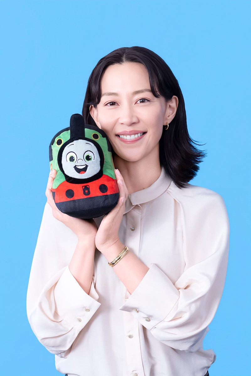 パーシーのぬいぐるみを持つ木村佳乃