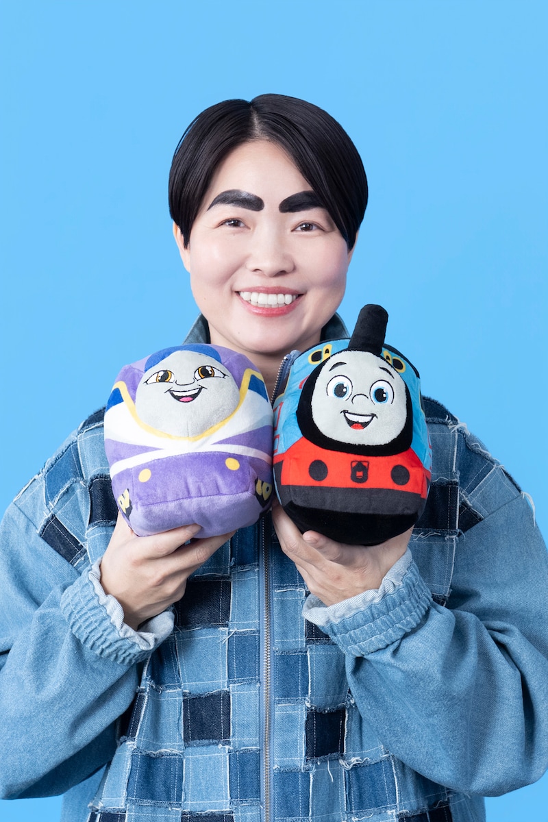 カナとトーマスのぬいぐるみを持つイモトアヤコ