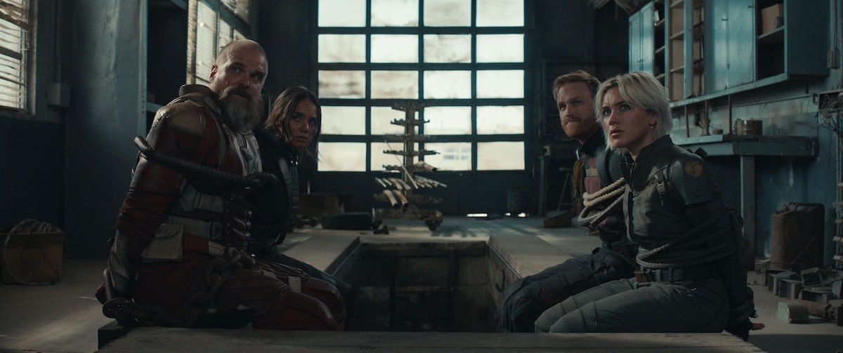 「サンダーボルツ*」より、なぜか捕らわれているレッド・ガーディアン（左手前）やエレーナ（右手前） ©︎ 2025 MARVEL